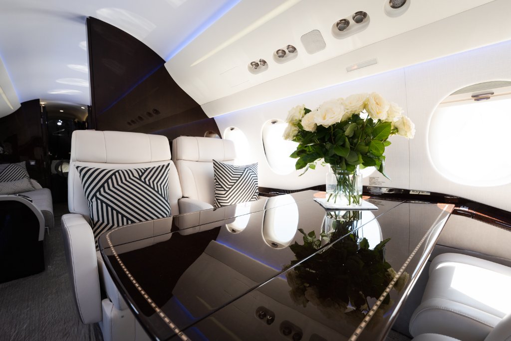Kabineninneres des Falcon 8X Privatjets mit Luxusbestuhlung