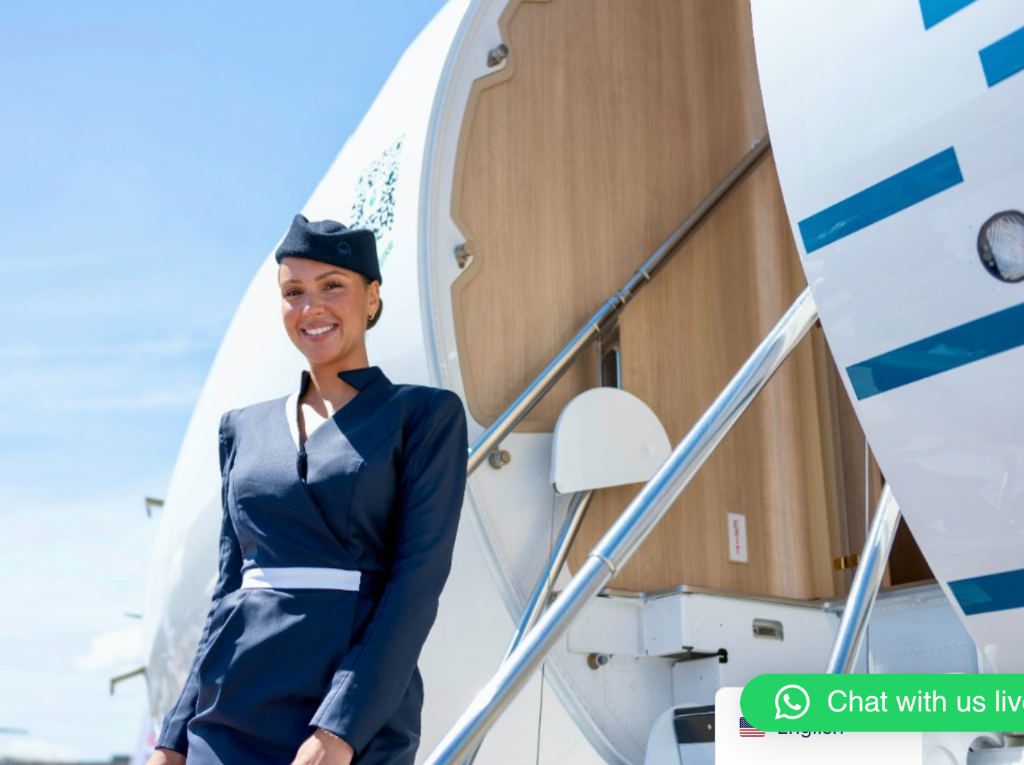 Flugbegleiterin eines Privatjets begrüßt Passagiere an der Flugzeugtreppe