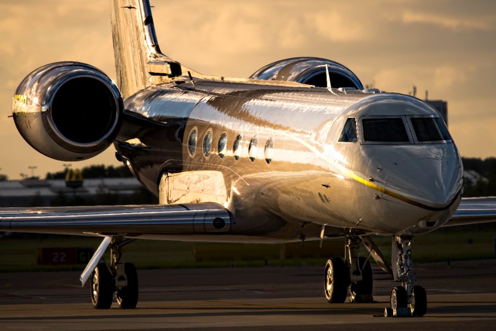 Privatjet auf dem Rollfeld zur goldenen Stunde