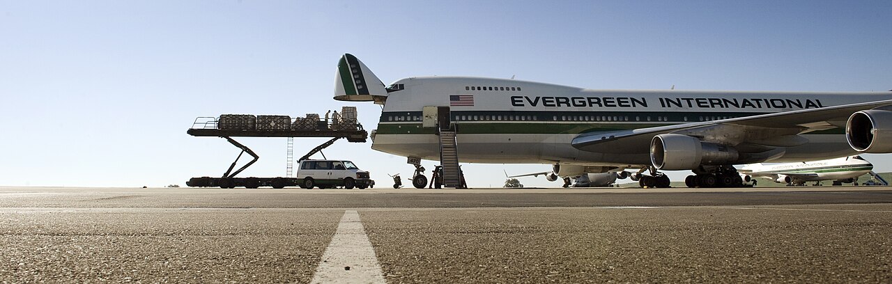 Carga aérea paletizada a ser carregada num Boeing 747 cargueiro