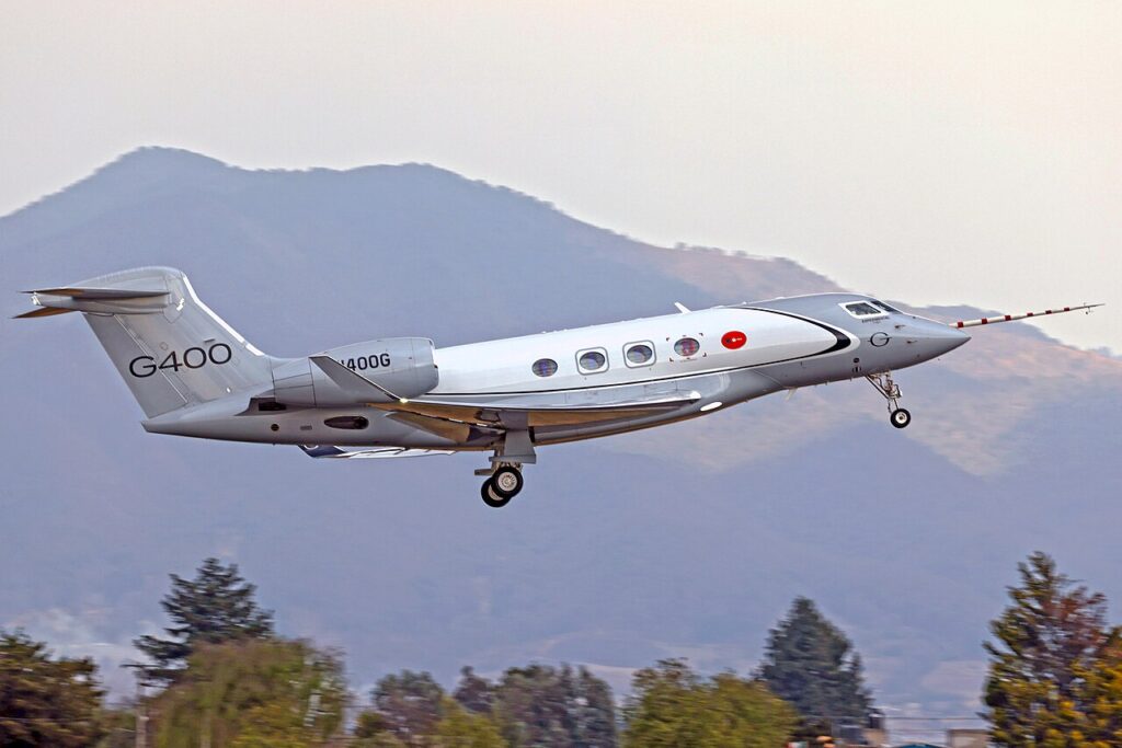 Gulfstream G400 prototype aircraft in flight