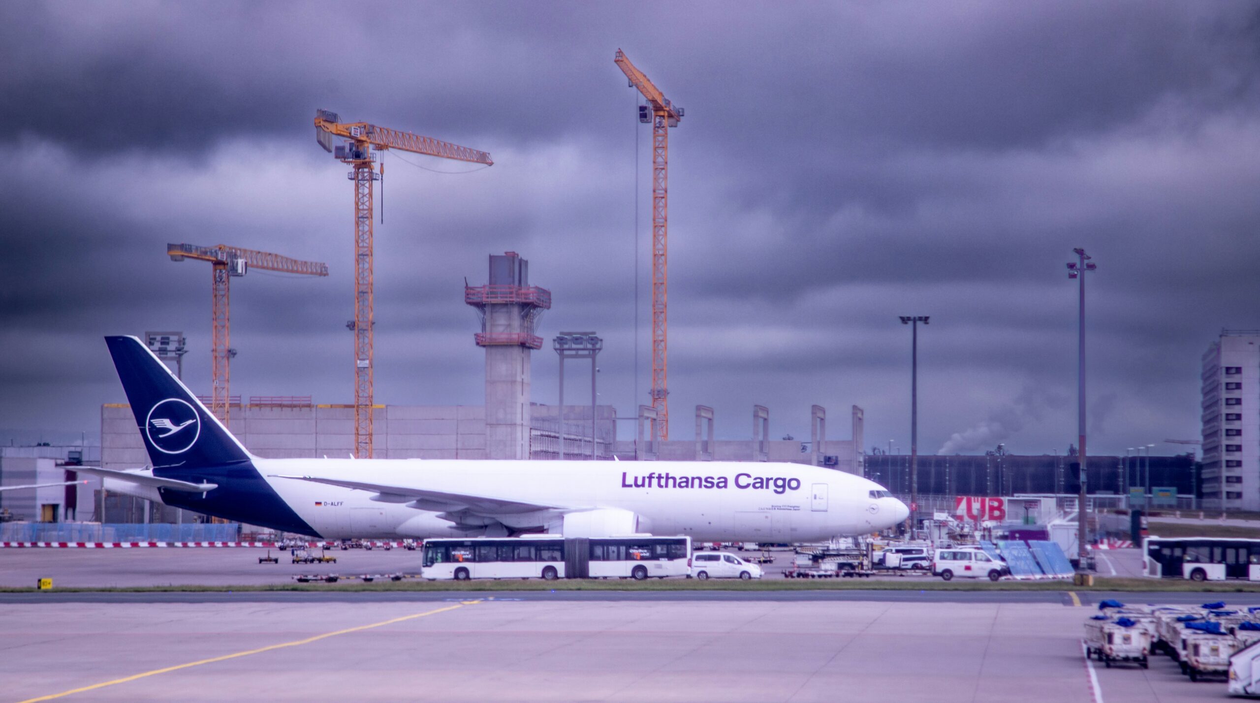 Boeing 777F da Lufthansa Cargo na placa do aeroporto durante operações de carga