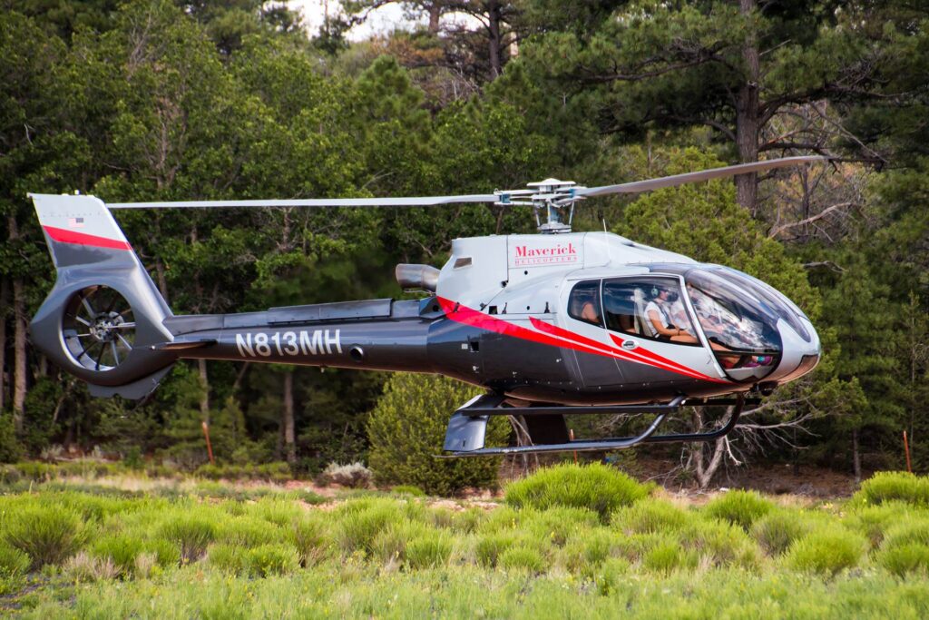 Helicóptero privado a voar sobre um destino de charter remoto