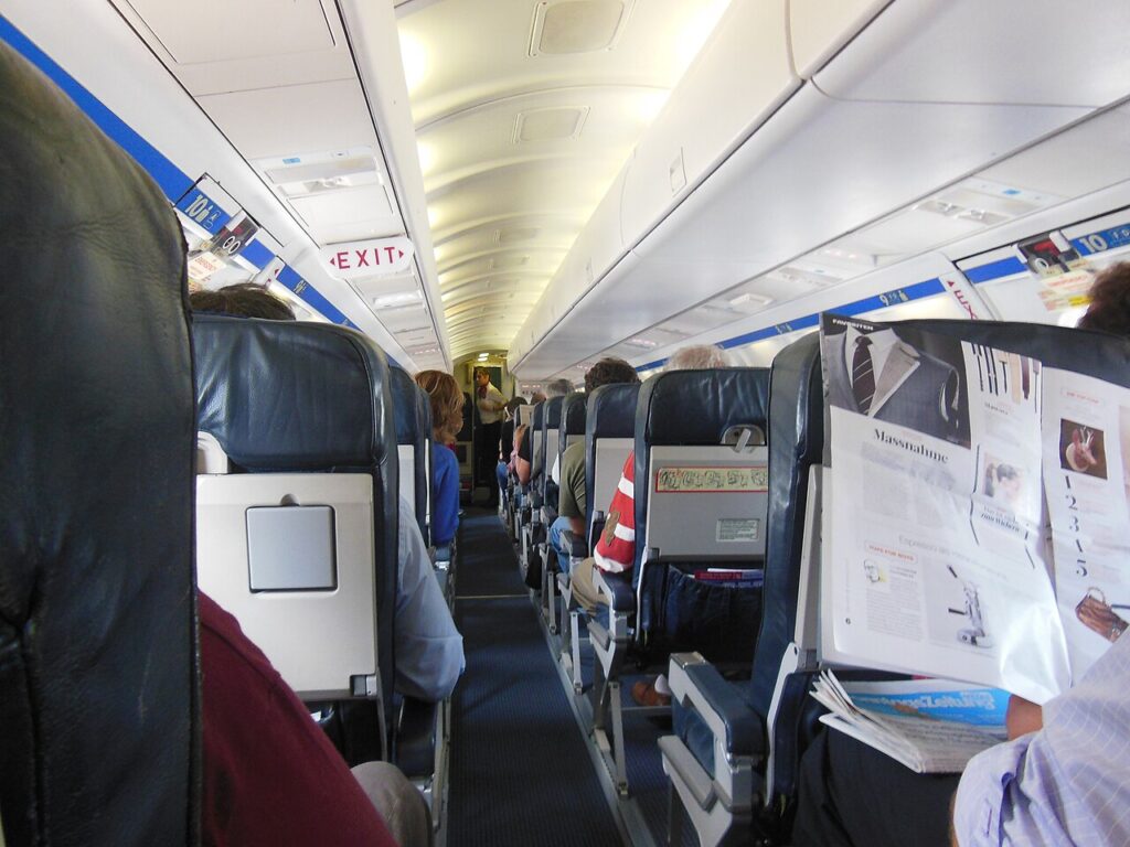 Passagierkabine des Regionalflugzeugs Saab 2000 für Charterflüge zur Personalbeförderung